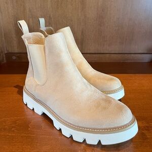 Chinese Laundry Piper Chelsea Boots: Crème Color, Size 9.5